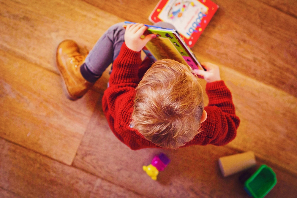 Kleinkind mit Buch