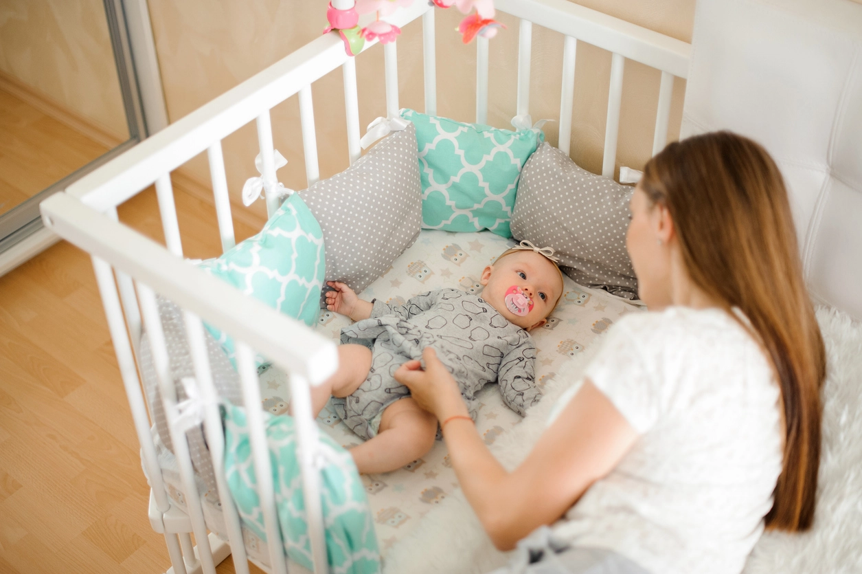 Mutter und baby mit beistellbett