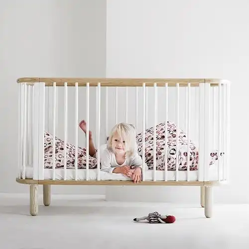 FLEXA Babybett | Gitterbett aus Buche für Babys | Dänisches Design | 6 Flexibilitätsstufen | Kinderbett Weiss