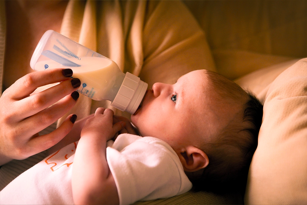 baby schluckauf, baby trinkt, milchflasche, baby und mutter