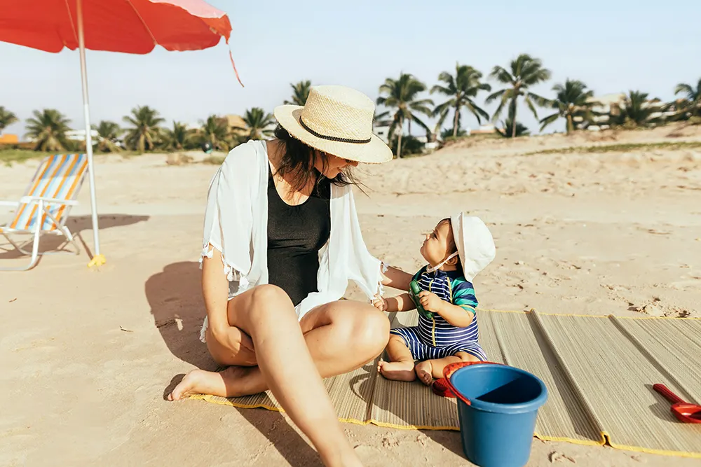 mutter und kind, strand, sommerurlaub, packliste sommerurlaub, strand