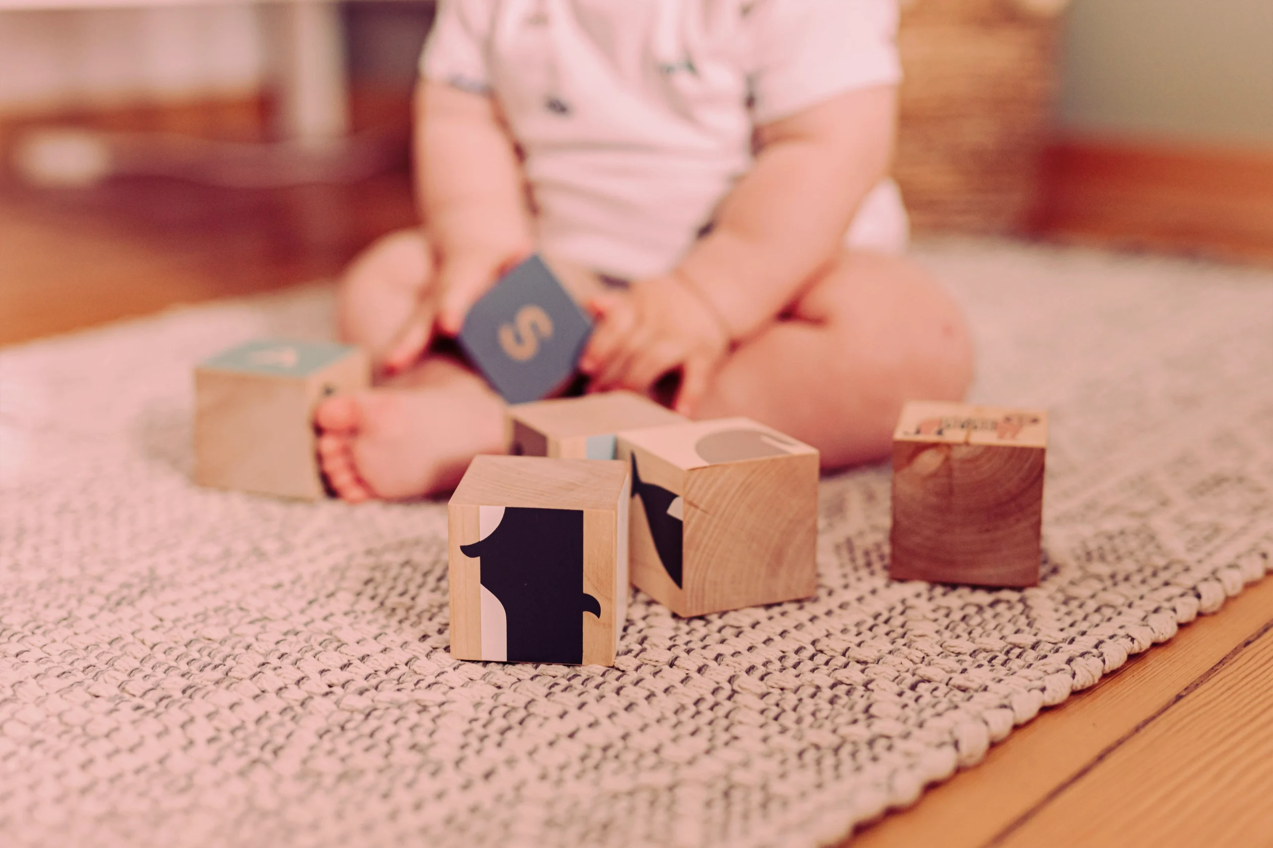 spielzeugsicherheit, schadstofffrei, schafstofffreies spielzeug, holzspielzeug, baby mit spielzeug